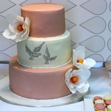 Picture of White-pink cake with little doves