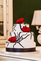 Picture of Wedding cake with live roses